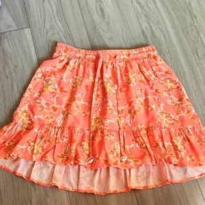 Shore Size S. Floral Ruffled Skort High/ Low. Shell Accessories. 100% Rayon.